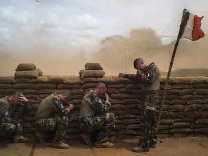 Soldados franceses en la trinchera en Bambari (Rep&uacute;blica Centroafricana), verano de 2014.