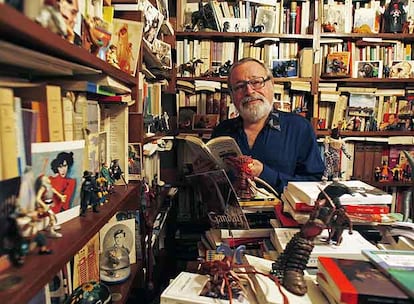 Fernando Savater, en la biblioteca de su casa de Madrid en 2019.