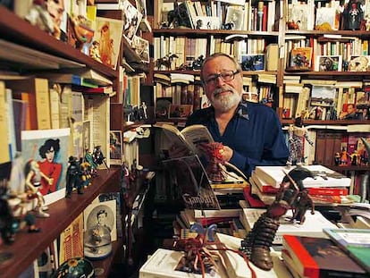 Fernando Savater, en la biblioteca de su casa de Madrid en 2019.