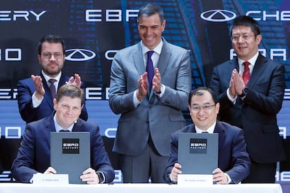 El presidente del Gobierno, Pedro Sánchez (centro), junto al presidente de la Generalitat, Pere Aragonès (izquierda), durante la firma del acuerdo entre Ebro y Chery para reindustrializar la antigua Nissan Barcelona.