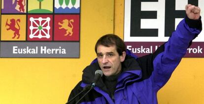 Josu Ternera, en un mitin de Euskal Herritarrok en Sodupe (Bizkaia) en 2001.