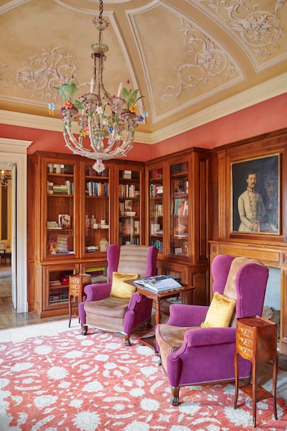 La sala de lectura, con uno de los vistosos 'chandeliers' de cristal de Murano realizados por Barovier & Toso.