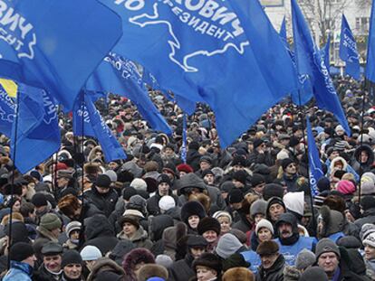 Simpatizantes celebran hoy la victoria oficial del líder opositor Víctor Yanukóvich