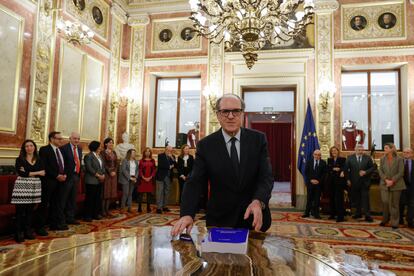 El defensor del pueblo, Ángel Gabilondo, entrega el informe sobre denuncias por abusos sexuales en el ámbito de la Iglesia católica.
