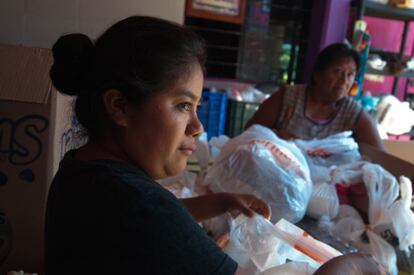 La actividad en esta organización comienza a las 10.00 de la mañana, hora en la que las mujeres como Tere cambian sus quehaceres personales por llenar bolsas con comida (200 cada día) que ellas mismas preparan con el único interés de ayudar a quienes buscan mejor fortuna en otro país. Cuando llega la hora y se escucha a lo lejos que llega e tren, ellas se apresuran a las vías con una carretilla cargada de los paquetes de comida, agua y algo de ropa.