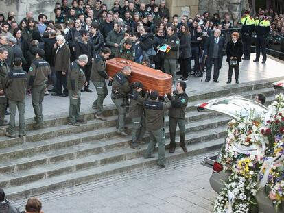 Companys dels agents traslladen un dels fèretres després del funeral d'aquest dilluns a Lleida.