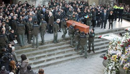 Companys dels agents traslladen un dels fèretres després del funeral d'aquest dilluns a Lleida.