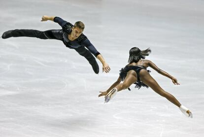 Los franceses Vanessa James y Morgan Cipres compiten en el programa corto por parejas durante el Trofeo Mundial por equipos de patinaje artístico sobre hielo que se disputa en Tokio, Japón.