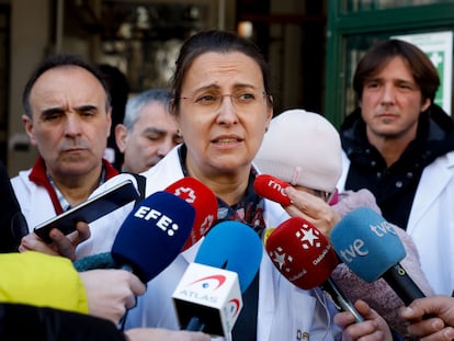 La secretaria general del sindicato médico Amyts, Ángela Hernández, atiende a los medios a las puertas de la Consejería de Sanidad.