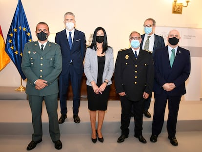 A la izquierda, de uniforme, el teniente coronel David Oliva, tras ser condecorado por el ministro Grande-Marlaska el pasado verano, en una imagen facilitada entonces por Interior.