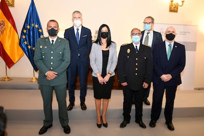 A la izquierda, de uniforme, el teniente coronel David Oliva, tras ser condecorado por el ministro del Interior, Fernando Grande-Marlaska, en el verano de 2021.