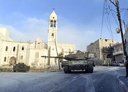 Tanques israelíes apostados en Beit Yala, una de las zonas autónomas palestinas invadidas por el Ejército.