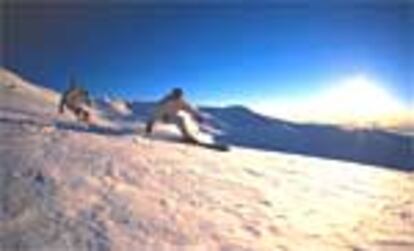 Dos esquiadores en pleno descenso en Sierra Nevada, la estación de esquí más meridional de Europa.
