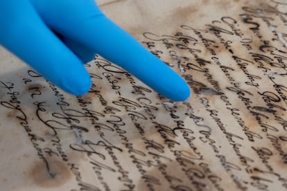 Detalle de la corrosión del papel producida por el ácido de la tinta en el manuscrito, el 13 de diciembre de 2024.