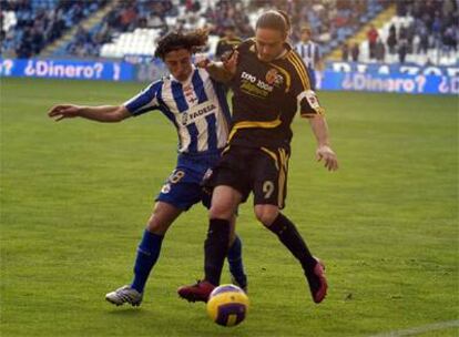 Sergio García y Guardado disputan un balón