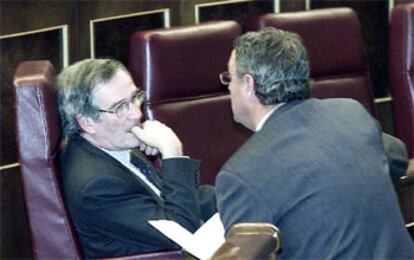 Jesús Caldera (PSOE) conversa el portavoz de CiU en el Congreso, Xavier Trias, durante el debate.