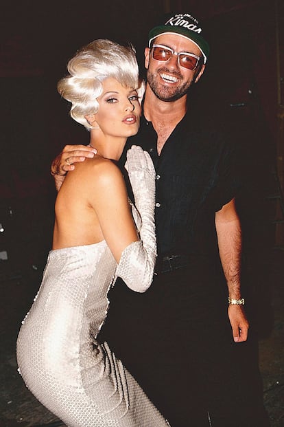 Linda Evangelista y George Michael en el vídeo ‘Too Funky’, que Mugler dirigió en 1992.