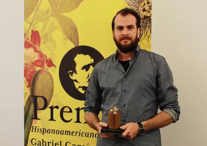 Alejandro Morell&oacute;n con el premio Hispanoamericano de Cuento Gabriel Garc&iacute;a M&aacute;rquez.