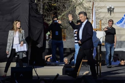 El alcalde de Buenos Aires inaugura la estatua de Perón.