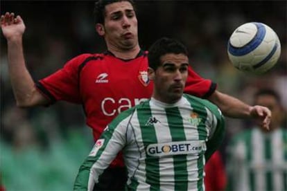 Fernando controla un balón en presencia de Cuéllar.