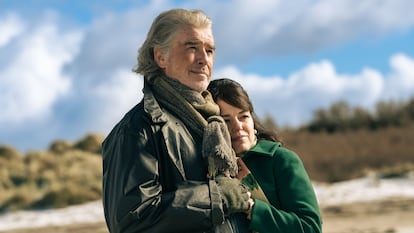 Pierce Brosnan e Imelda May, en 'Amor en cuatro letras'.