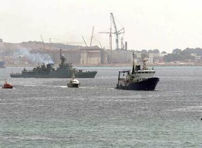 El <i>Ocean Alert, </i>a la derecha, es perseguido por una patrullera de la Guarcia Civil y por la corbeta <i>Infanta Elena</i> el jueves en el Estrecho.