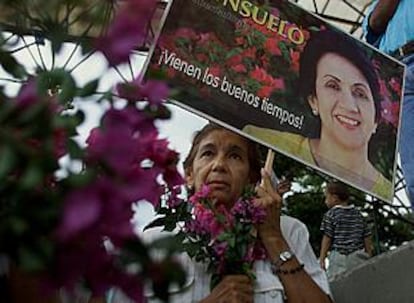 Una mujer asiste a una vigilia por Consuelo Araujo en Valledupar, la ciudad natal de la ex ministra asesinada.