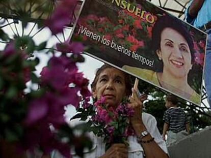 Una mujer asiste a una vigilia por Consuelo Araujo en Valledupar, la ciudad natal de la ex ministra asesinada.