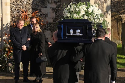 Los padres de Liam Payne, Geoff y Karen Payne, en el momento en el que el ataúd de su hijo llega para el funeral en la iglesia de St. Mary de la localidad de Amersham, al noroeste de Londres.
