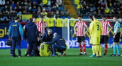 Fornals es atendido por los servicios médicos en el estadio de la Cerámica.