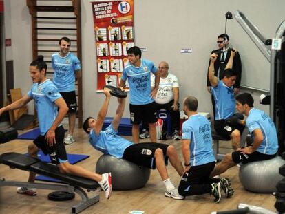 La selección uruguaya se entrena en el gimnasio.
