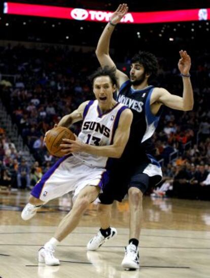 Steve Nash (izq.) entra a canasta ante Ricky Rubio (der.) en el partido entre Phoenix Suns y Minnesota Timberwolves