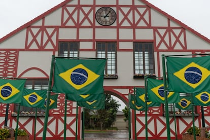 Banderas brasileñas en el monumento en honor al colonizador, en la entrada de Nova Santa Rosa.
