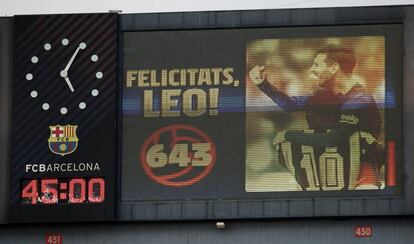 Felicitación a Messi en los marcadores del Camp Nou.