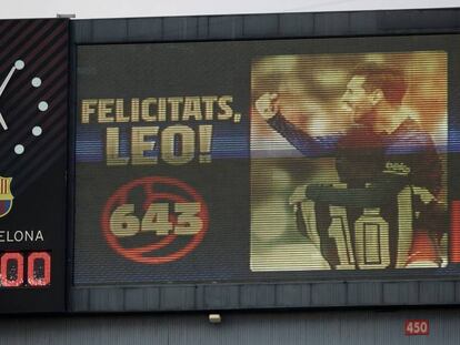 Felicitación a Messi en los marcadores del Camp Nou.