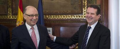 El ministro de Hacienda en funciones, Crist&oacute;bal Montoro, y el presidente de la FEMP, Abel Caballero.