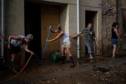 Varios vecinos trabajan en las zonas afectadas por las lluvias, este domingo en Santa Barbara (Tarragona). 