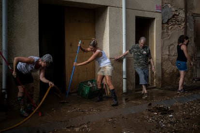 Varios vecinos trabajan en las zonas afectadas por las lluvias, a 3 de septiembre de 2023, en Santa Barbara, Tarragona, Catalunya (España). La DANA, que llegó el pasado 1 de septiembre, ha traído abundantes precipitaciones a gran parte de la Península y Baleares. La Agencia Estatal de Meteorología (AEMET) ha emitido un aviso especial por las lluvias y tormentas que se esperan. Hoy, la AEMET señala que la DANA, al encontrarse centrada al sureste de la Península, va a provocar que se establezca un flujo húmedo e intenso de levante, aportando humedad de procedencia marítima y favoreciendo que se produzcan precipitaciones abundantes. Además de tormentas, la AEMET avisa de riesgo por vientos en las provincias del centro y este peninsular, y Baleares, y una bajada de temperaturas que hacen que predomine un ambiente otoñal.
03 SEPTIEMBRE 2023;CATALUÑA;LLUVIA;DANA;VIENTO;CLIMA;CAMBIO CLIMÁTICO;TORMENTA;TEMPORAL
Lorena Sopêna / Europa Press
03/09/2023