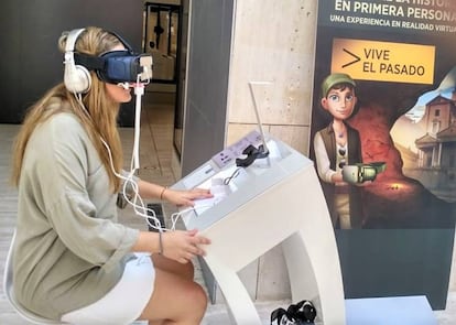 Una alumna de la Universidad Camilo José Cela utiliza unas gafas RV en el Museo Arqueológico Nacional.