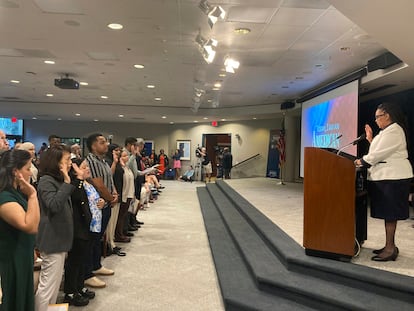 A public official administers the oath of allegiance to 99 new American citizens in Atlanta (Georgia), in October, 2023.