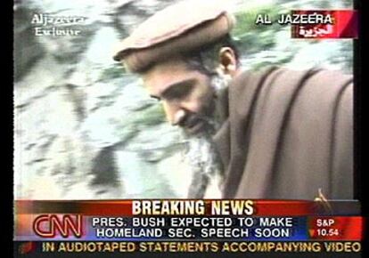 El máximo líder de Al Qaeda, Osama Bin Laden, en el vídeo difundido ayer por la televisión árabe Al Yazira.
