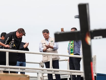 Jair Bolsonaro conversa com fiéis após um passeio de motocicleta no Rio de Janeiro, em maio de 2021.