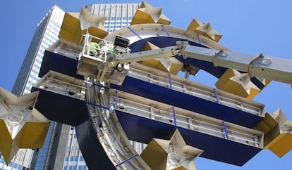 Un operario realiza tareas de mantenimiento en la sede del BCE, en Fráncfort (Alemania).