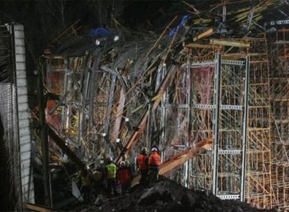 Estado en el que ha quedado el puente que se estaba construyendo en La Massana después del derrumbe