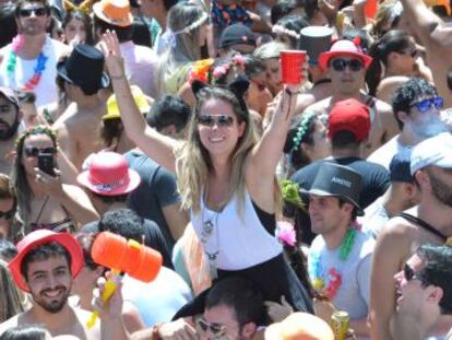 Foliões lotam a avenida Pedro Álvares Cabral, no Ibirapuera, no último domingo.