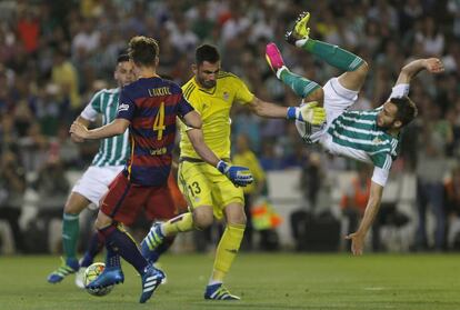 Rakitic moments abans de marcar el primer gol de l'equip enfront del porter Antonio Adán.