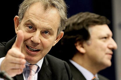 El primer ministro británico y presidente de turno de la UE, Tony Blair, durante su comparecencia a la prensa junto al presidente de la Comisión de la UE Jose Manuel Barroso.