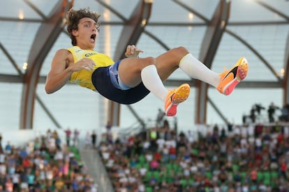 Armand Duplantis durante el salto por el que superó los 6,21 metros, récord del mundo de salto con pértiga.