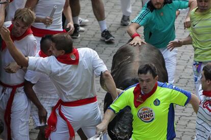 Un momento del encierro de hoy de los sanfermines.