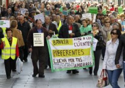 Un grupo de personas afectados por las participaciones preferentes de Bankia, a su paso por la plaza de Callao, durante una manifestación.